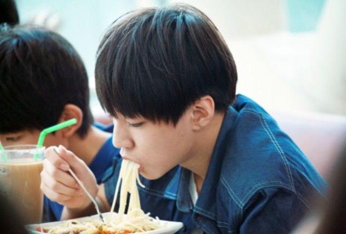 王俊凯和妈妈吃瓜视频,温馨亲子时光曝光