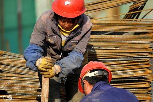 农民工在工地吃瓜视频,展现生活百态