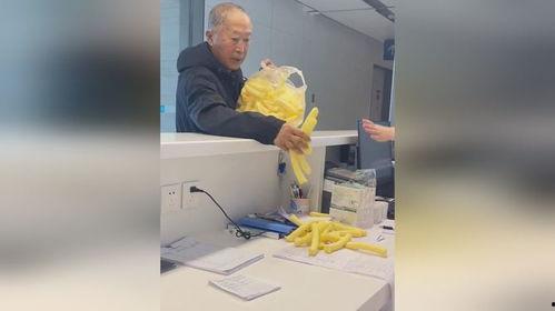 大爷硬核投喂吃瓜视频,吃瓜群众围观，一场别开生面的投喂盛宴