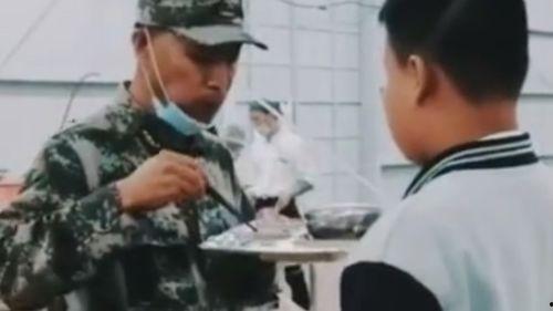 教官当面吃瓜剩饭视频