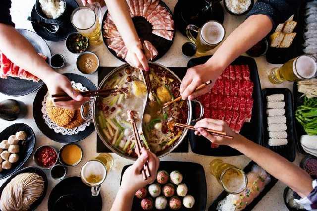 火锅店老板吃瓜视频,吃瓜视频引发网友热议